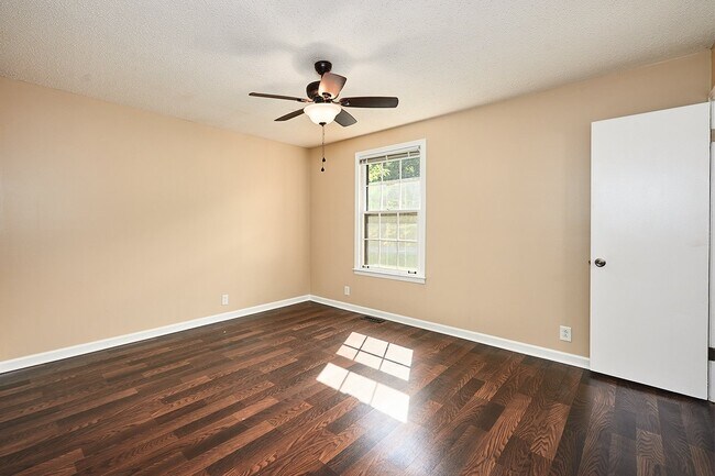 Building Photo - Coming Soon: 3 BR, 1 1/2 BA house in Sprin...