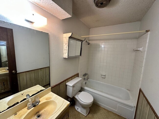 Foto del edificio - 1219 Monnett Ave