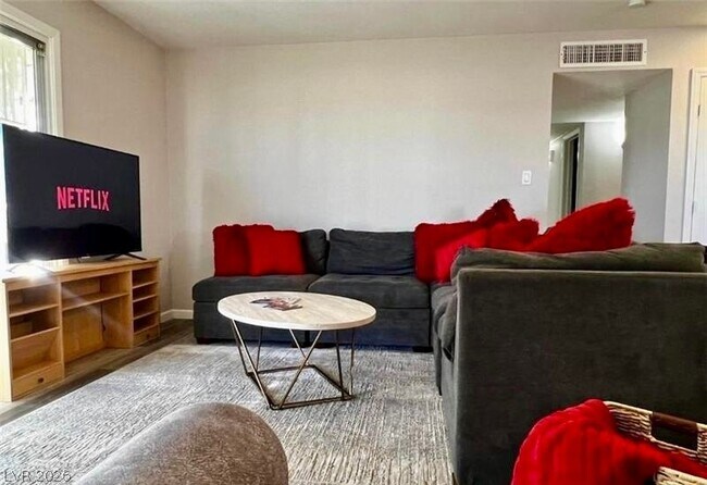 Foto del edificio - 6401 Evergreen Ave