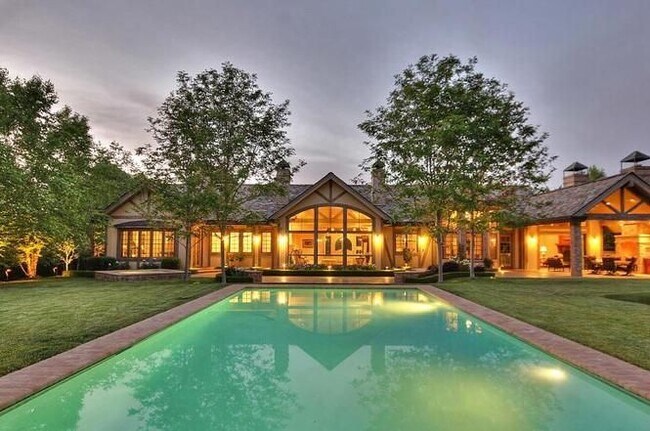 Foto del edificio - Breathtaking 5 Bedroom Manor in Saratoga