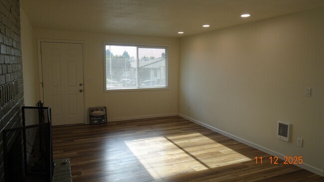 Foto del edificio - **AVAILABLE SOON** 3 Bedroom RANCH STYLE i...