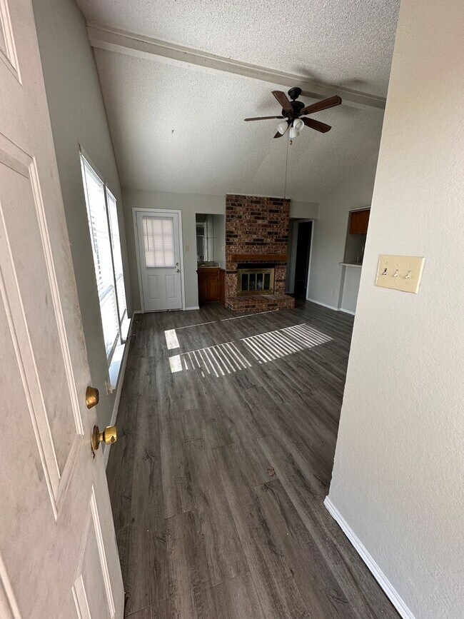Foto del edificio - $500.00 OFF 1st full rent if you are ready to move NOW! Full brick 2 bed 2 bath Covered Carport a...