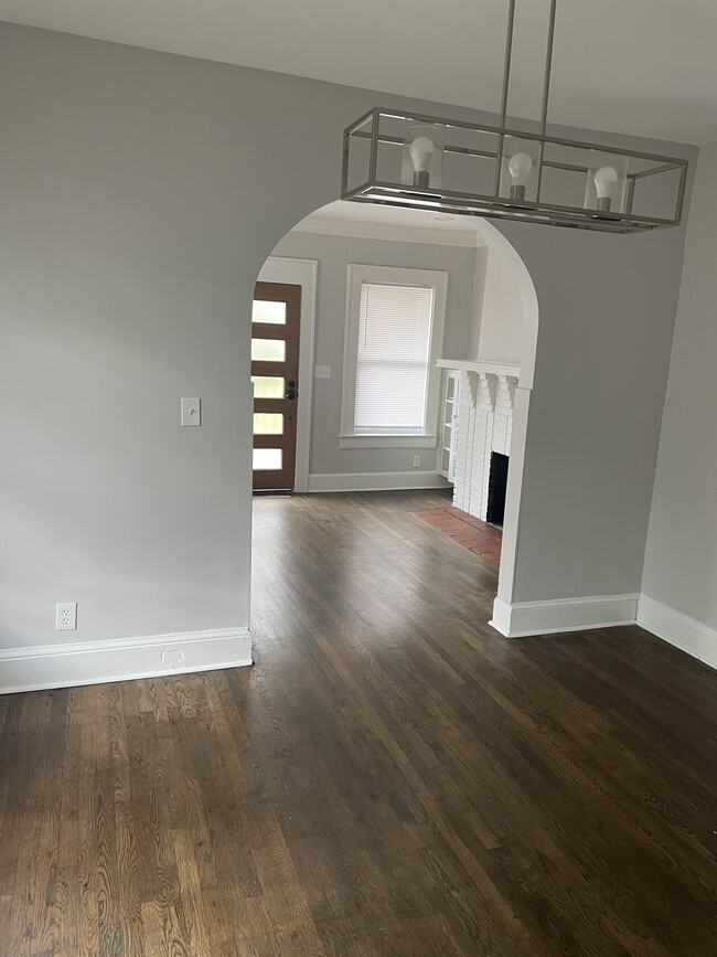 Building Photo - 998 Woodbourne Dr SW