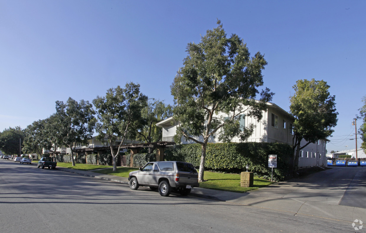 Primary Photo - Casa Monterey Apartments