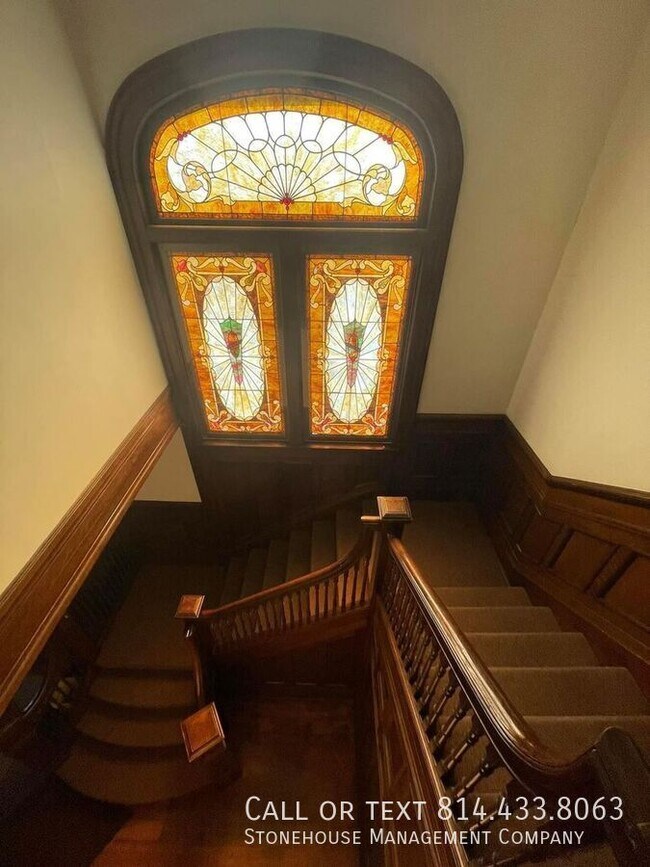 Foto del edificio - 440 W 10th St