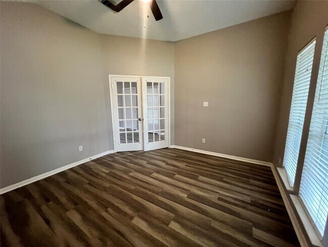 Building Photo - 2427 Halstead Dr