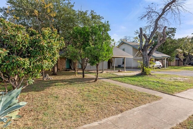 Building Photo - 6901 Woodhue Dr