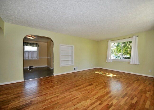 Foto del edificio - Charming 2 bed 1 bath bungalow with 2nd living room