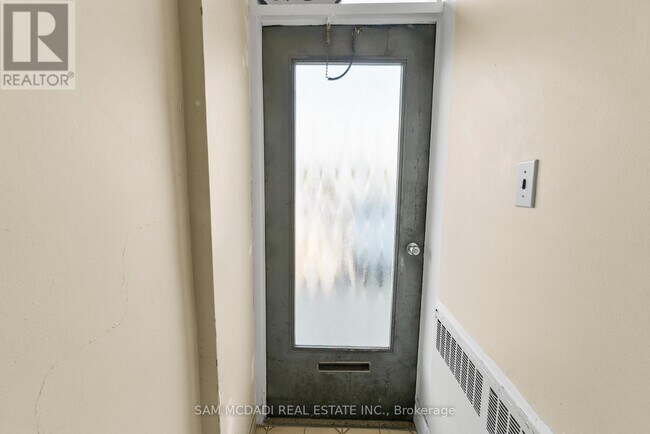 Photo du bâtiment - 1026 Burnhamthorpe Rd E