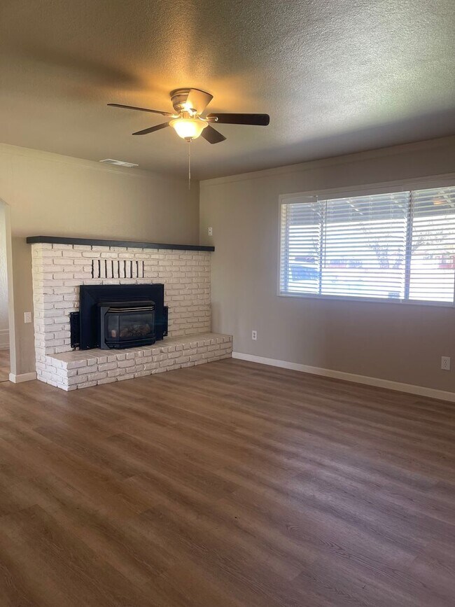 Foto del edificio - CUTE 3 BED 2 BATH IN COTTONWWOOD, CA