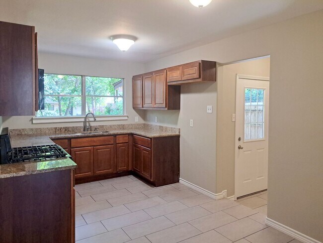 Building Photo - 3 Bedroom / 1 Bath / 1 Car Garage