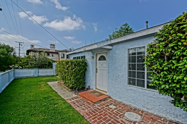Foto del edificio - CHARMING & AIRY HOME W/ SPACIOUS FENCED YARD & LARGE 2-CAR GARAGE CLOSE TO SCHOOLS, SHOPPING & MI...