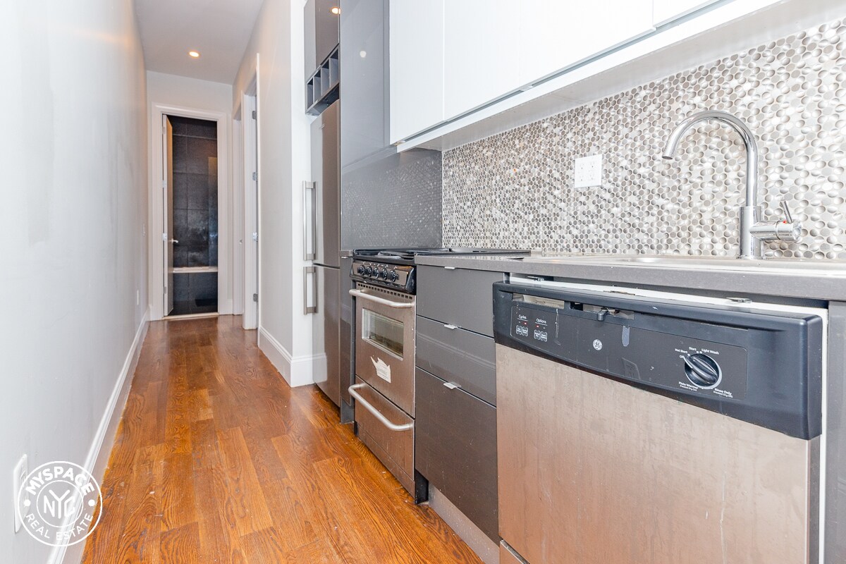 Foto principal - 16-55-55 Putnam Ave