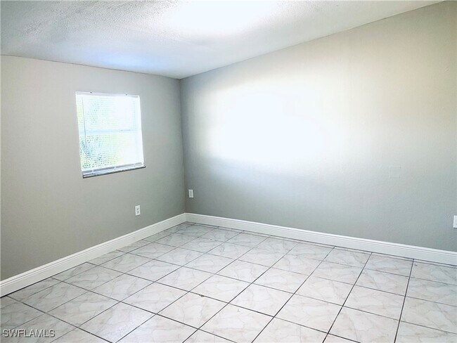 Building Photo - 441 Sharon Cir