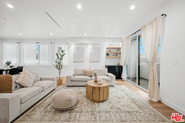 Foto del edificio - 841 N McCadden Pl