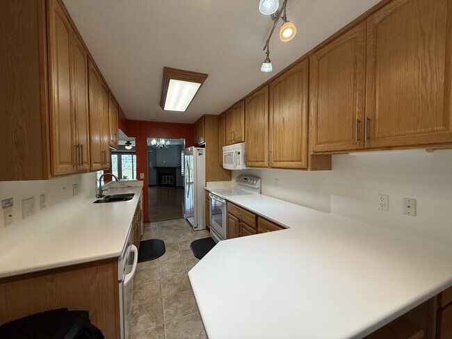 Foto del edificio - 4016 Fairway Lakes Dr