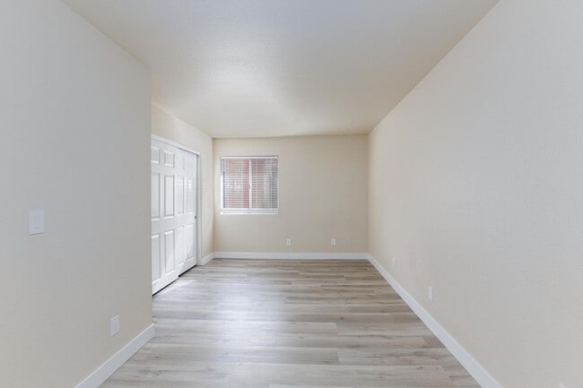 Building Photo - Freshly Renovated 2-Bedroom Las Vegas Condo