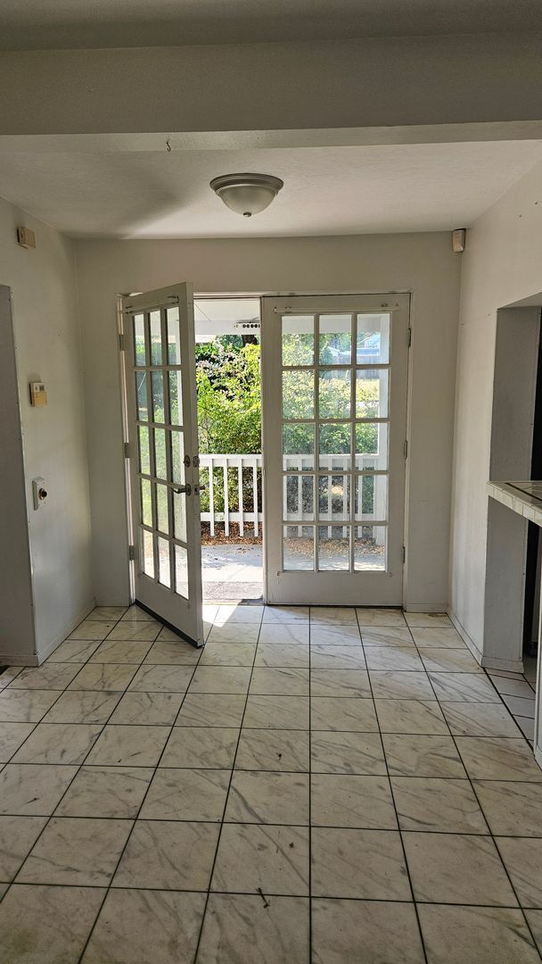 Building Photo - Spacious and privtae duplex in Tacoma