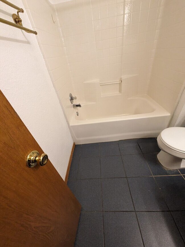 Building Photo - Newly Carpeted 3 bed 2 bath home in Yukon