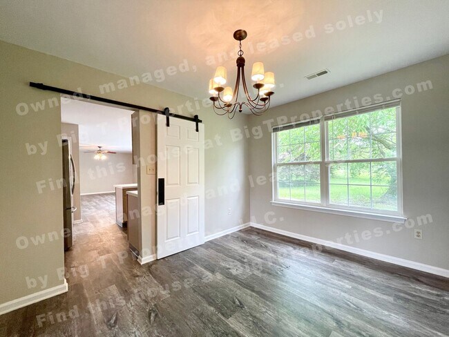 Foto del edificio - Large 4 bedroom 2.5 bath 2 car garage hous...