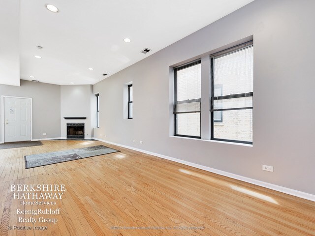 Foto del edificio - 2105 W Division St