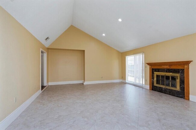 Building Photo - 2007 Highland Hills Dr