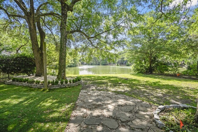 Foto del edificio - 1382 Center Lake Dr