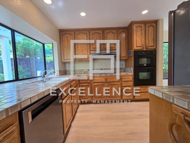 Foto del edificio - Beautiful 3/2 House - Dogs Negotiable, All New LVT Flooring, Covered Patio and Yard