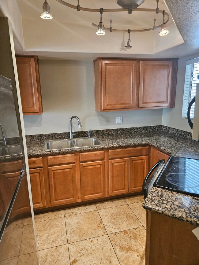 Building Photo - 885 N Granite Reef Rd