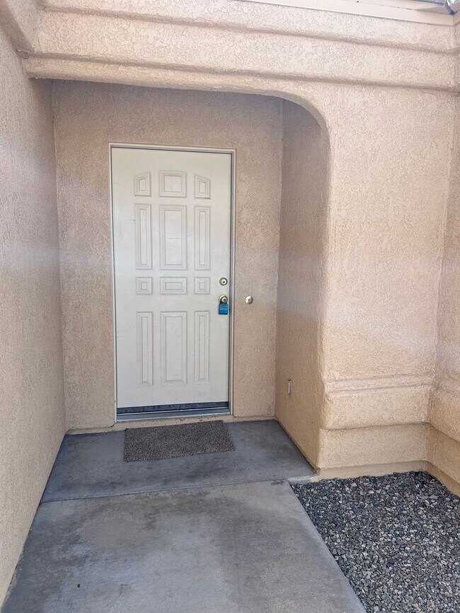 Building Photo - 425 Hummingbird Dr