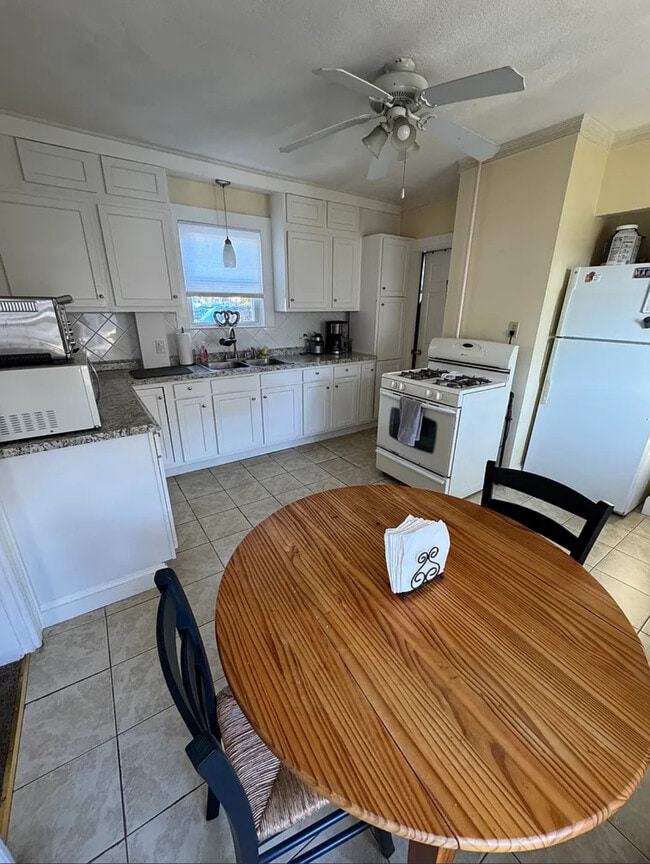 Building Photo - 23 Converse St