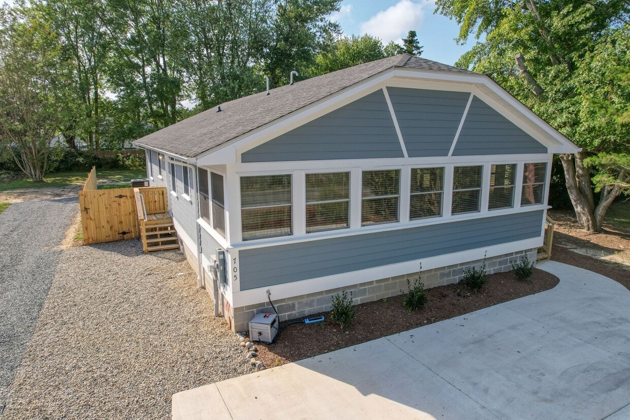 Primary Photo - Off Season Furnished 3BR/2BA Home – Dog Fr...