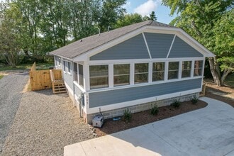 Building Photo - 705 Country Club Rd