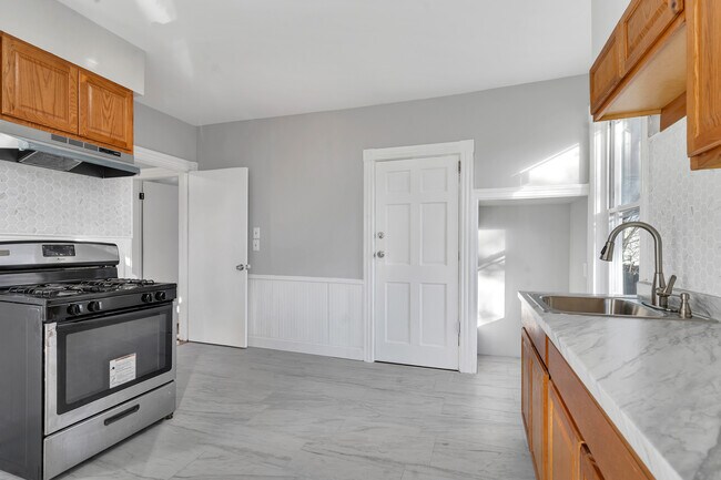 Building Photo - 352 Orms St