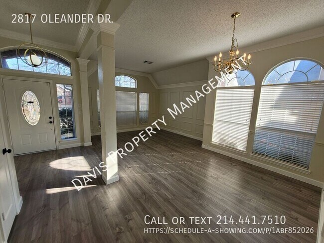 Building Photo - 2817 Oleander Dr