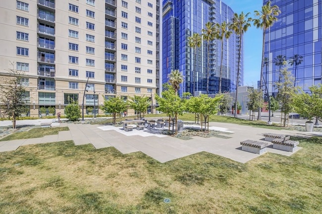 Foto del edificio - 175 W St James St