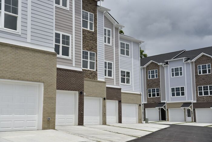 Foto principal - Townhomes in Gated Community!!!!