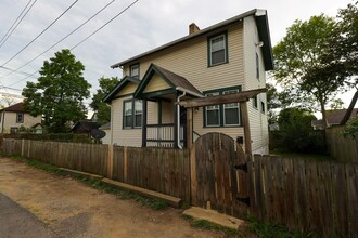 Building Photo - 1081 Ann St
