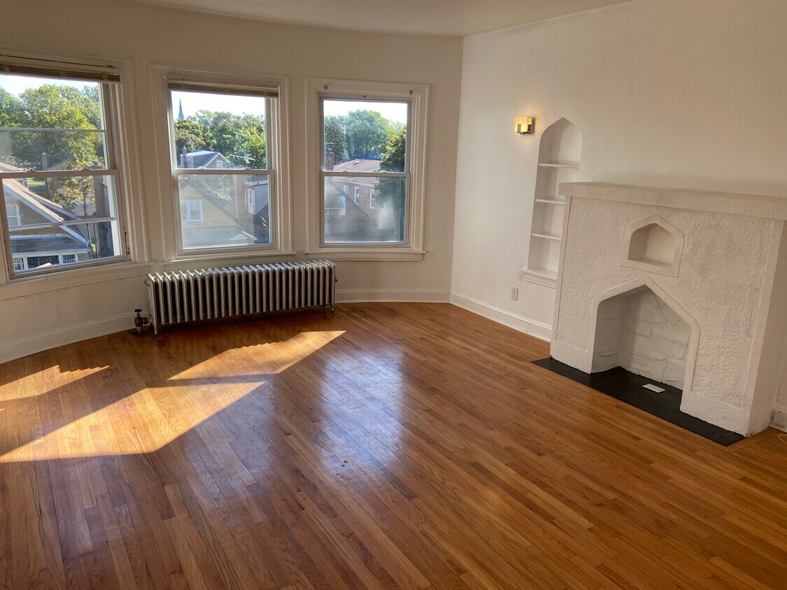 Foto principal - 8140 S Saginaw Ave