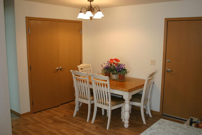 Dining area - 1104 Pleasant Ave S