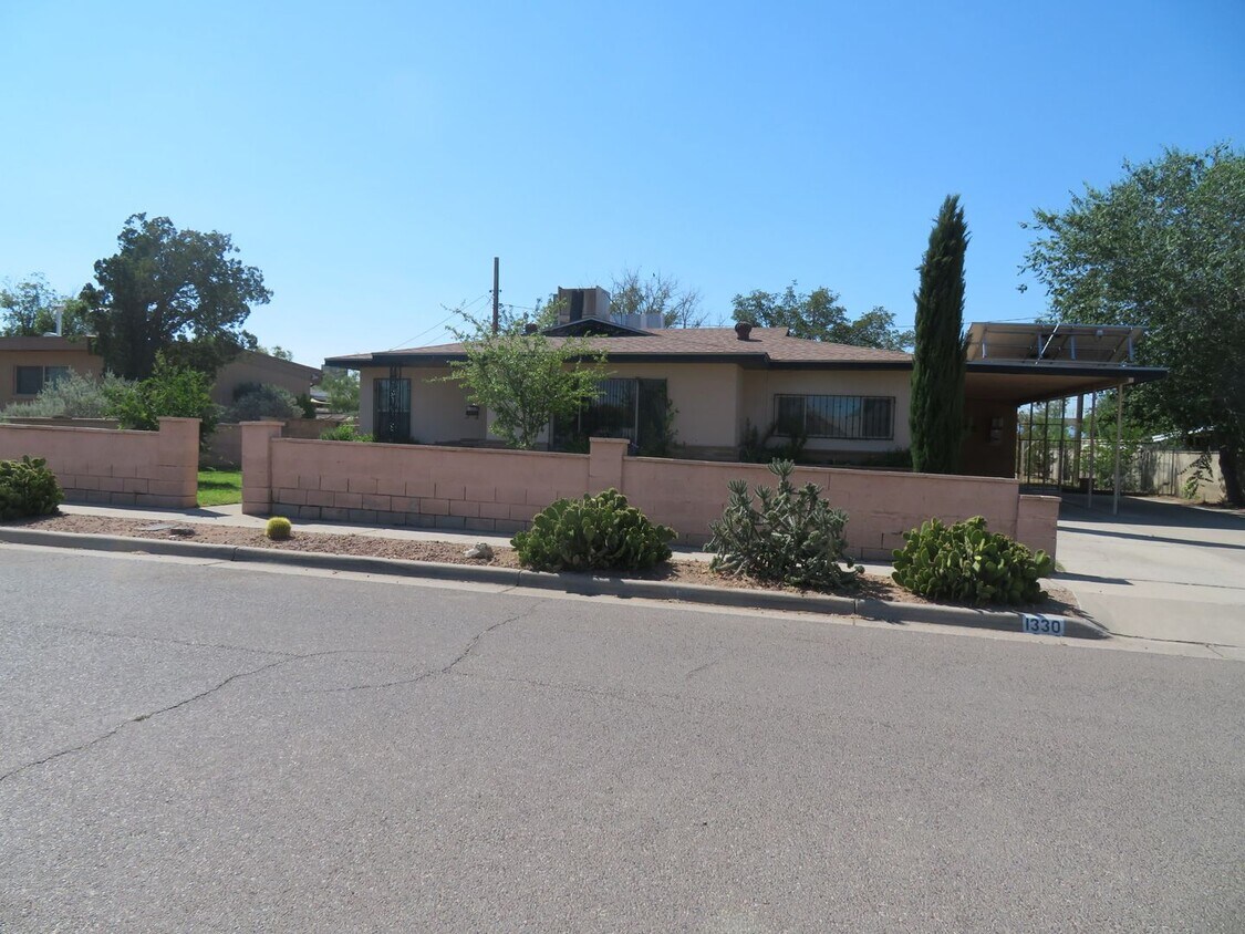 Primary Photo - 4 Bedrooms, 1.5 bath Home For Rent with Al...