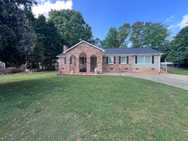 Building Photo - Room in House on Shady Oak Trail