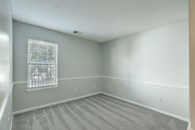 Foto del edificio - Gorgeous Home in Mt Pleasant's Belle Hall!