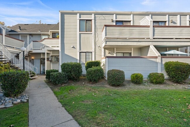 Building Photo - "Spacious 3-Bed Condo with 2 Baths in Citr...