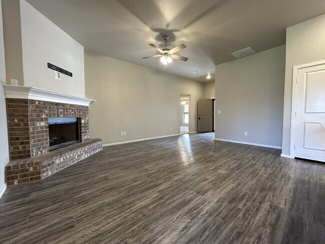 Foto del edificio - Charming 3-Bedroom Home with Cozy Fireplac...