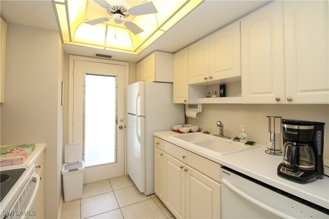 Building Photo - 333 4th Ave S