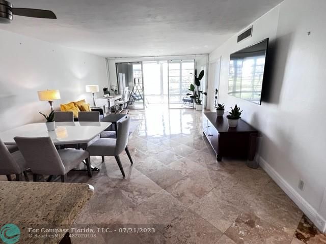 Building Photo - 2601 S Palm Aire Dr