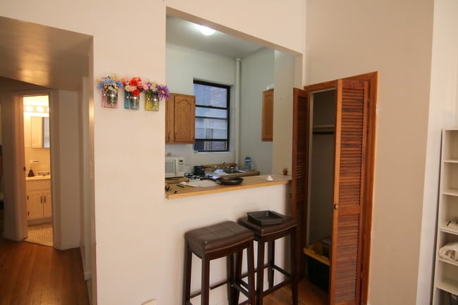 Building Photo - 161 W 80th St