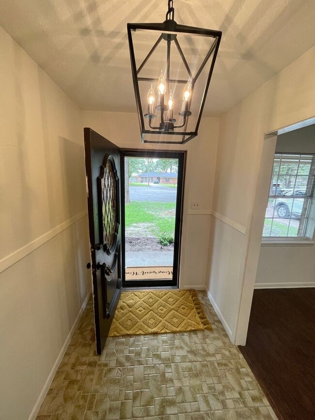 Building Photo - South Tyler! Beautifully Updated 3 Bedroom...