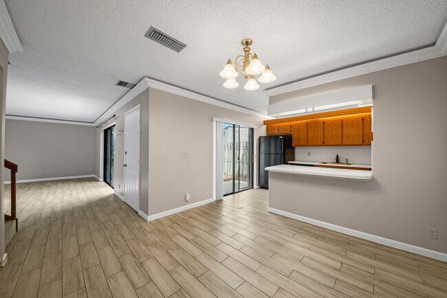 Foto del edificio - 388 Lake Arbor Dr